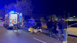 ehliyetsiz surucu park halindeki otomobile carpti a9RdvAfp.jpg