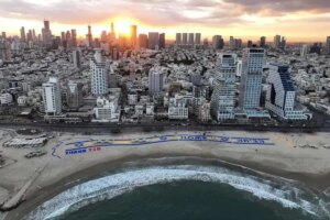 trumpa israilde surpriz karsilama plaja dev tesekkurler pankarti asildi x7vsElgM.jpg
